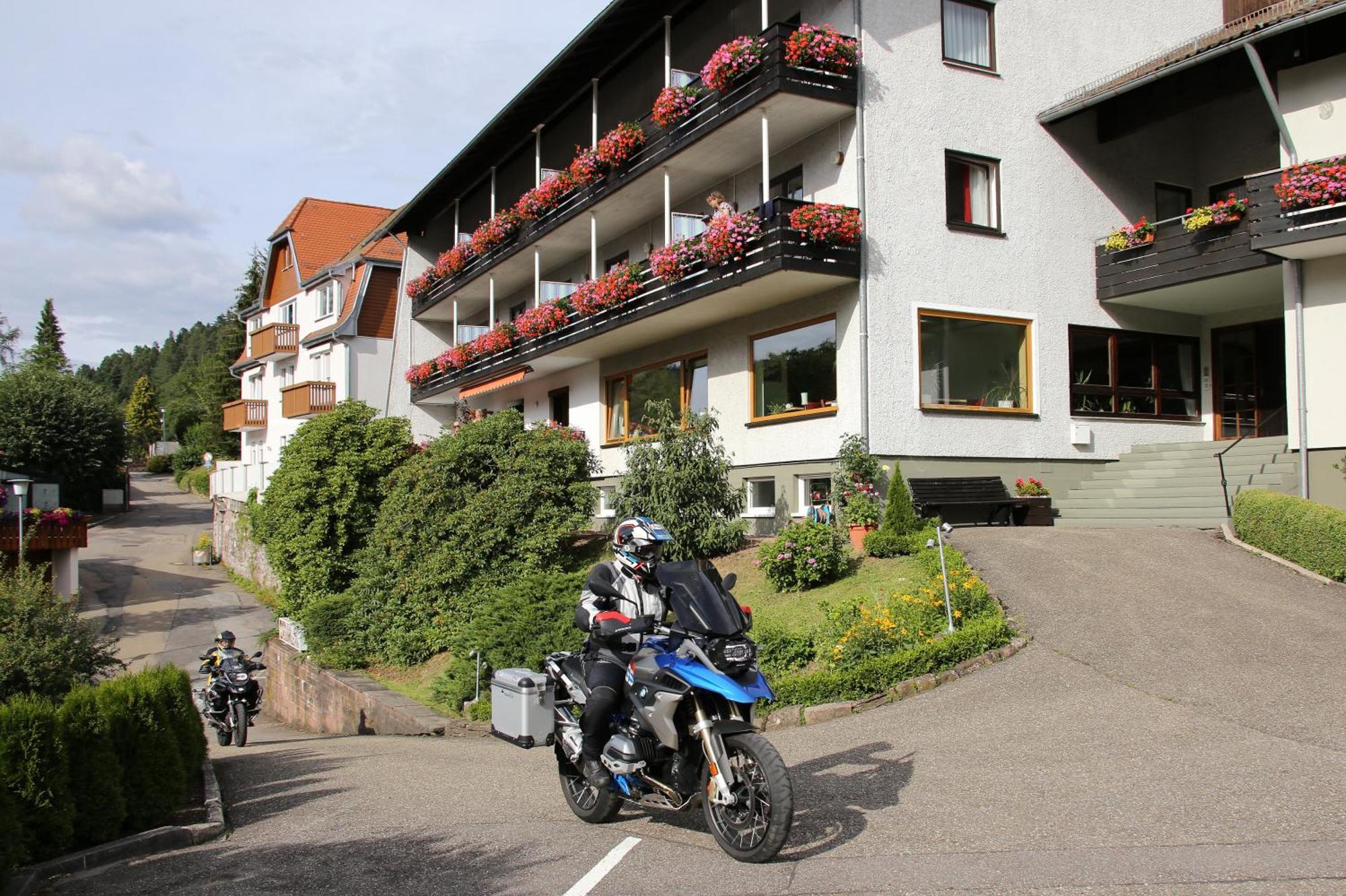 Aparthotel Schwarzwald Panorama Bad Wildbad Ngoại thất bức ảnh